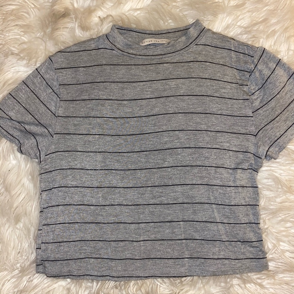 Gray shortsleeved crop top